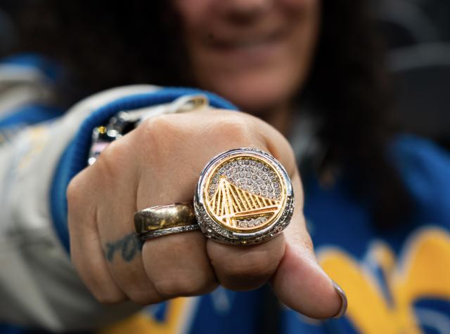 天天盈球即时比分直播-【现场】一枚戒指一场胜利 勇士球迷感受到家的温暖