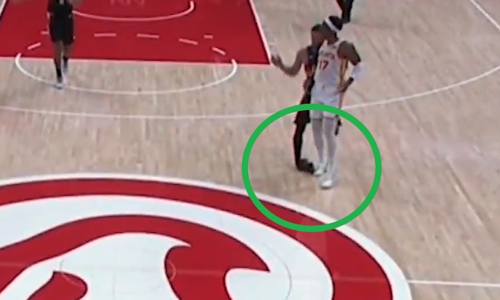 天天盈球足球比分-一场伤俩！布克右脚踝严重扭伤 被队友搀扶回了更衣室！