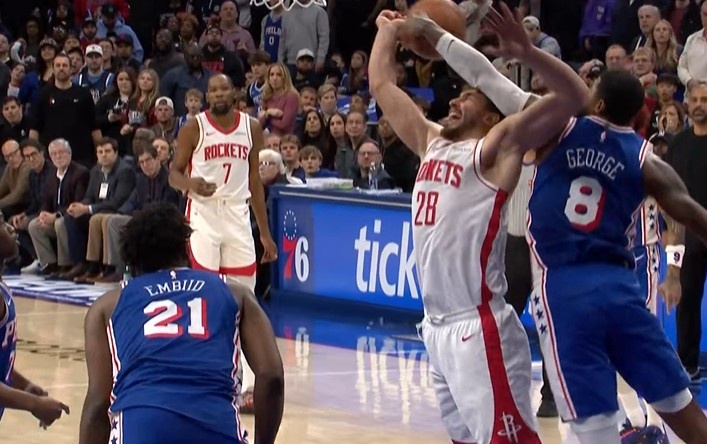 天天盈球足球比分-防守建功！保罗·乔治大帽申京 随后乌布雷反击打中扩大领先