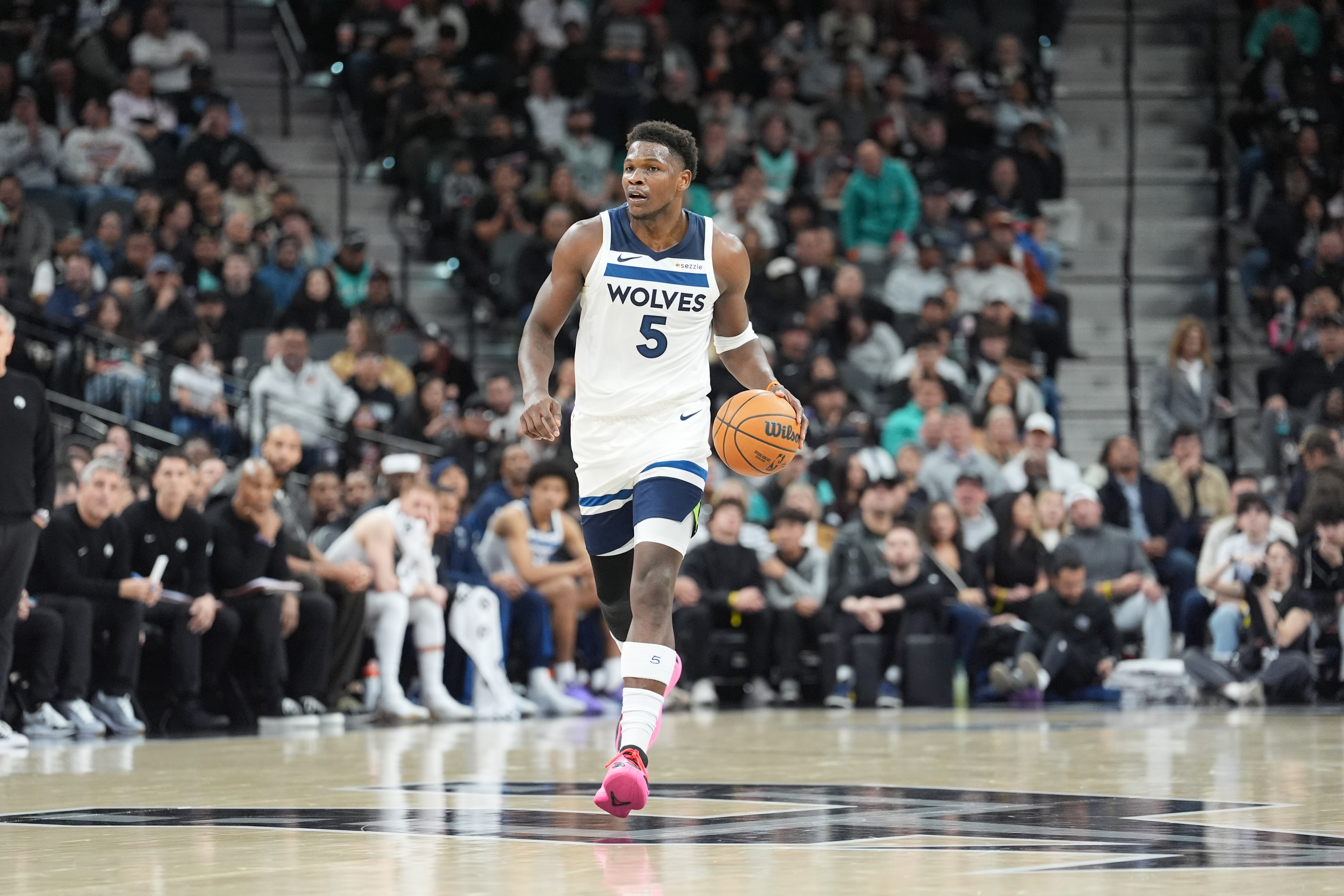 天天盈球-绝平三分失手！爱德华兹25投仅9中拿到20分6板 三分8中1