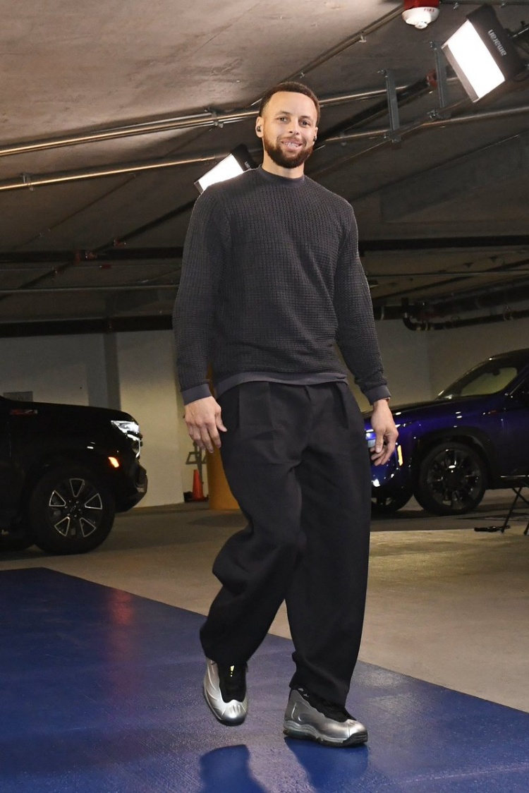 天天盈球足球比分-致敬马刺名宿！库里今日入场上脚邓肯经典Nike“钢铁”球鞋