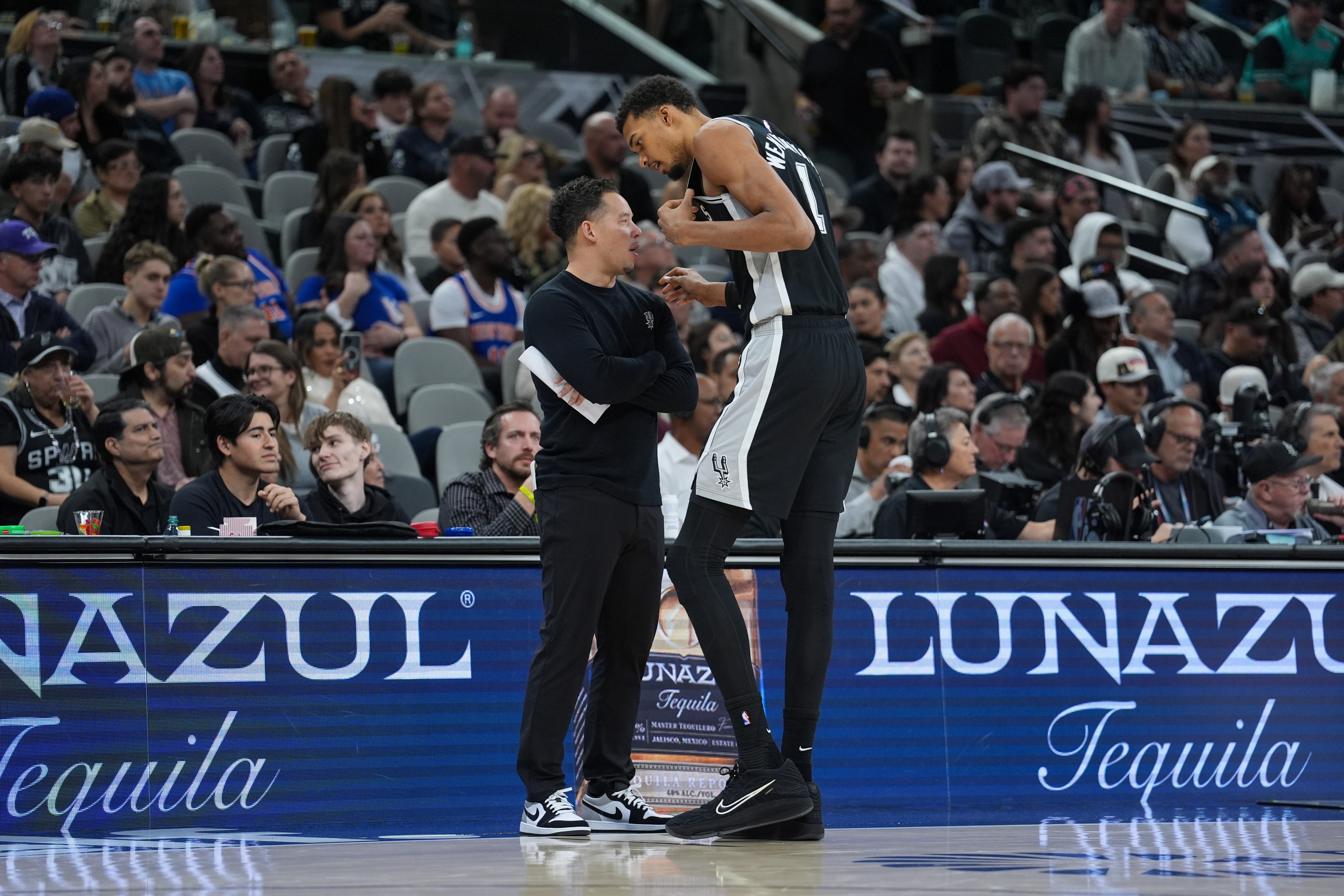 天天盈球即时比分直播-米奇·约翰逊：文班状态火热 我们开场其实退防和沟通都不够好