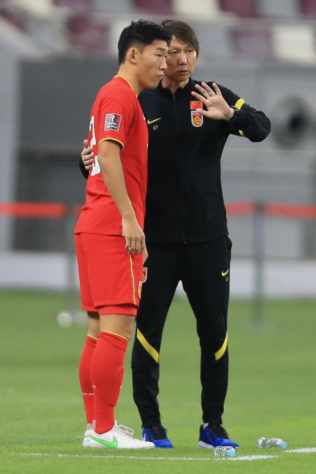 天天盈球足球比分-犯错梅开二度！国足21岁中卫学费要交到何时？