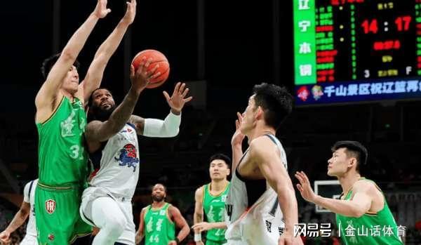 天天盈球网-坑爹啊！2米14内线2分0板，出现超低级失误，解说: 没一点攻击力