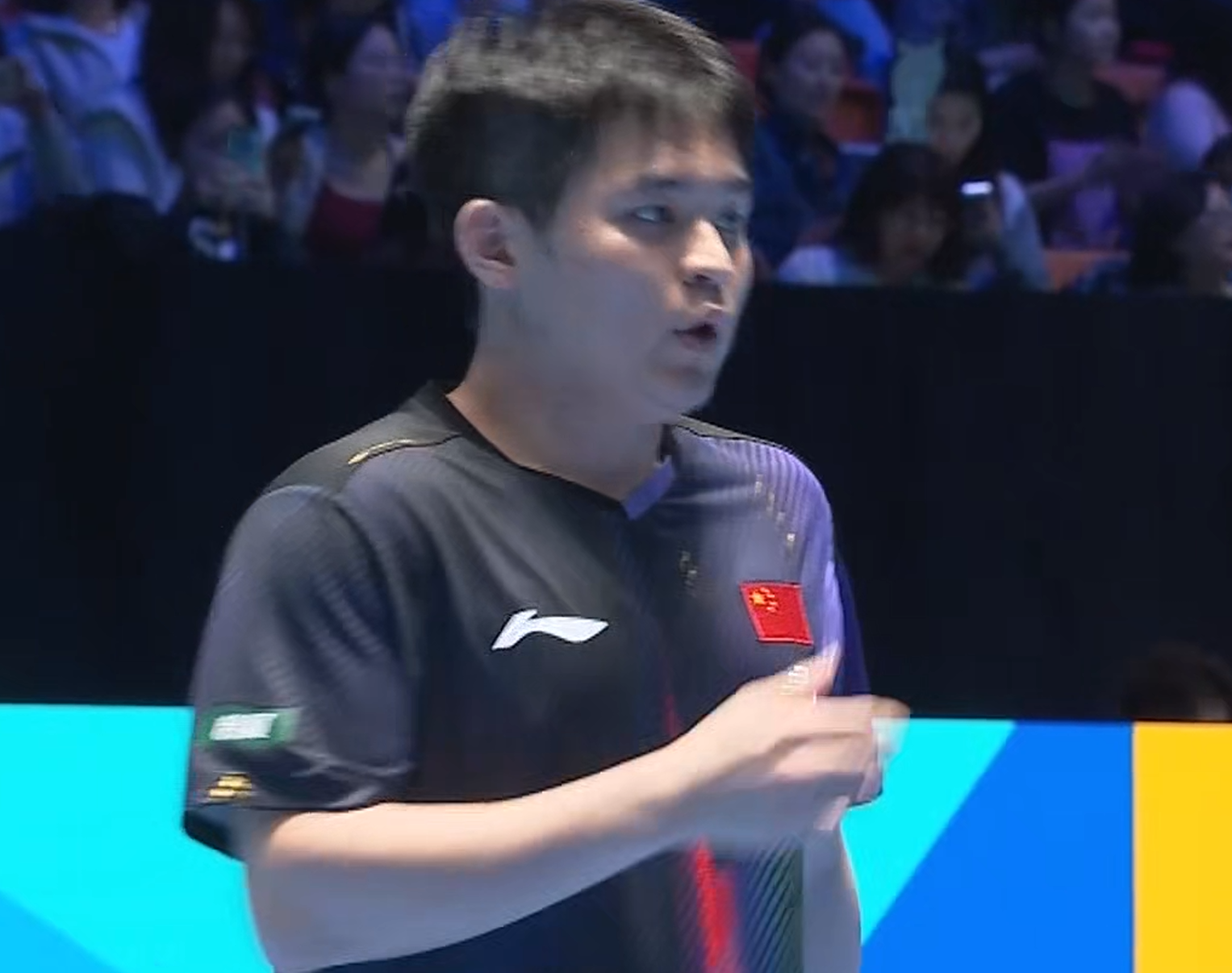 林诗栋横扫郭冠宏锁小组第一！前两局吊打，第三局巩固关键分！